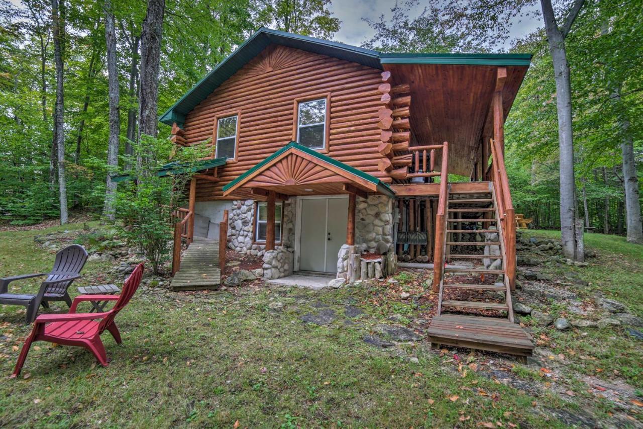 Вілла Updated Manistique Log Cabin, Yard And Fire Pit Екстер'єр фото