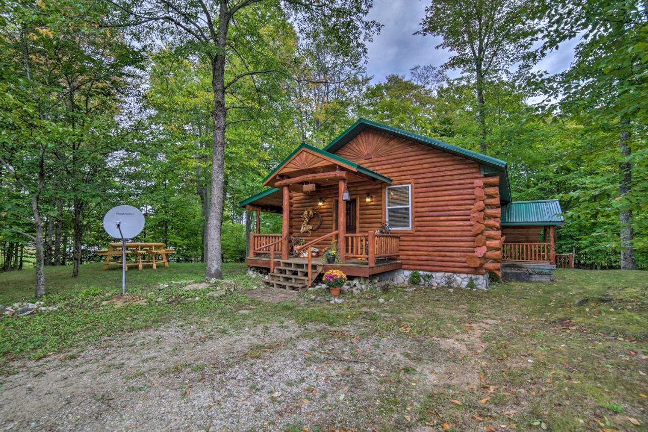 Вілла Updated Manistique Log Cabin, Yard And Fire Pit Екстер'єр фото