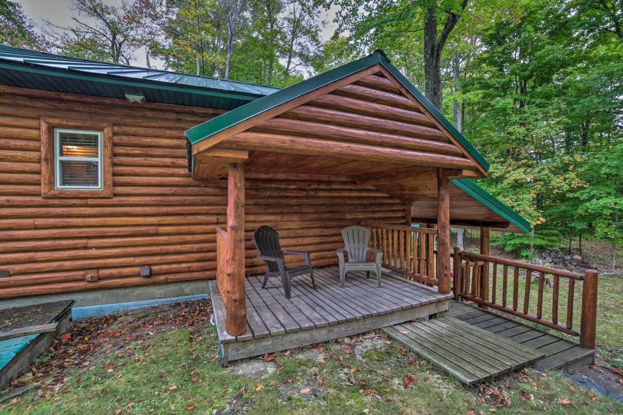 Вілла Updated Manistique Log Cabin, Yard And Fire Pit Екстер'єр фото